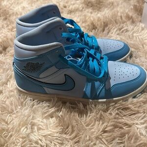 ice blue/dk powder blue-black. 8.5 W